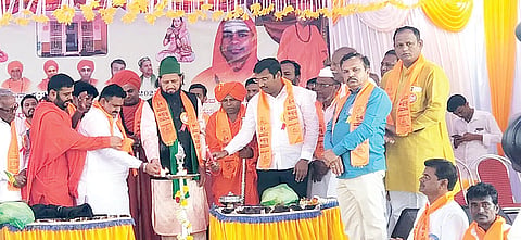 ಹನುಮಸಾಗರದಲ್ಲಿ ಹಮ್ಮಿಕೊಂಡಿದ್ದ ಹಡಪದ ಅಪ್ಪಣ್ಣ ಸಮುದಾಯ ಭವನ ಉದ್ಘಾಟನೆ ಹಾಗೂ ಸಾಮೂಹಿಕ ವಿವಾಹ ಕಾರ್ಯಕ್ರಮವನ್ನು ಶಾಸಕ ದೊಡ್ಡನಗೌಡ ಪಾಟೀಲ್ ಉದ್ಘಾಟಿಸಿದರು. ಮುಪ್ಪಿನ ಬಸವಲಿಂಗ ಸ್ವಾಮೀಜಿ, ಅನ್ನದಾನಿ ಭಾರತಿ ಅಪ್ಪಣ್ಣ ಸ್ವಾಮೀಜಿ, ಬಸವ ಮಾಚಿದೇವ ಸ್ವಾಮೀಜಿ, ಹಜರತ್ ಸೈಯದ ಪೈಸಲ್ ಪಾಷಾ ಇತರರಿದ್ದರು.