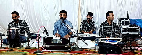 ಕಂಪ್ಲಿಯಲ್ಲಿ ಶ್ರೀ ಬಾಬಾ ರಾಮದೇವ್ ಜಯಂತಿ ನಿಮಿತ್ತ ಅಖಂಡ ಭಜನೆ ನಡೆಯಿತು. ಕುಲದೀಪ್ ಓಜಾ, ಮಹೇಂದರ್ ಪಟೇಲ್, ತಾರಸಂದ್ ಮಾಲಿ ಇದ್ದರು.