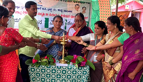 ಕಂಪ್ಲಿಯಲ್ಲಿ ಹಮ್ಮಿಕೊಂಡಿದ್ದ ಕಮಲಾ ಮಹಿಳಾ ಜ್ಞಾನವಿಕಾಸ ಕೇಂದ್ರ ಉದ್ಘಾಟನಾ ಕಾರ್ಯಕ್ರಮವನ್ನು ಬಿ.ಸಿ.ಟ್ರಸ್ಟ್ ಯೋಜನಾಧಿಕಾರಿ ರಾಘವೇಂದ್ರ ಉದ್ಘಾಟಿಸಿದರು. ಖಾಸಗಿ ಶಾಲೆಯ ಮುಖ್ಯಶಿಕ್ಷಕ ಬಡಿಗೇರ ಜಿಲಾನ್ಸಾಬ್, ಪುರಸಭೆ ಸದಸ್ಯೆ ಎಚ್.ಹೇಮಾವತಿ ಪೂರ್ಣಚಂದ್ರ, ಕೇಂದ್ರದ ಅಧ್ಯಕ್ಷೆ ವೆಂಕಮ್ಮ, ಸಮನ್ವಯಾಧಿಕಾರಿ ರೇಖಾ, ಸೇವಾ ಪ್ರತಿನಿಧಿ ಲತಾ ಇತರರಿದ್ದರು.