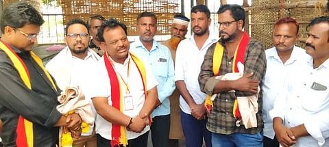 ಕಂಪ್ಲಿಯಲ್ಲಿ ಕಲ್ಯಾಣ ಕರ್ನಾಟಕ ಸಾರಥಿ ಅಭಿವೃದ್ಧಿ ಸಂಘದ ಸಭೆಯಲ್ಲಿ ಕಲ್ಯಾಣ ಕರ್ನಾಟಕ ಭಾಗದ ಉಪಾಧ್ಯಕ್ಷ ಜಾಫರ್ ಸಾದಿಕ್ ಮಾತನಾಡಿದರು. ಪ್ರಮುಖರಾದ ಬಿ.ಆನಂದಪ್ಪ, ಹುಲಿಕುಂಟೇರಾಯ, ಎನ್.ಸಲೀಮ್, ಆಸ್ಲಾಂಬಾಬಾ, ಅಜಗರ್ ಅಲಿ ಇತರರಿದ್ದರು.