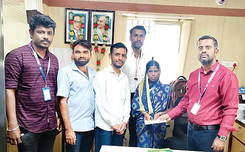 ಹನುಮಸಾಗರ ಸಮೀಪದ ಹೂಲಗೇರಾ ಗ್ರಾಮದ ಸ್ಟೇಟ್ ಬ್ಯಾಂಕ್ ಆಫ್ ಇಂಡಿಯಾ ಶಾಖೆಯಲ್ಲಿ ಪಿಎಂಜೆಜೆಬಿವೈ ಅಡಿ ದುರಗಪ್ಪ ಹರಿಜನ ಅವರ ಪತ್ನಿ ಹನಮವ್ವಗೆ ಶಾಖಾ ವ್ಯವಸ್ಥಾಪಕ ಸಂತೋಷ ಉಪನಾಳ 2ಲಕ್ಷ ರೂ. ಚೆಕ್ ವಿತರಿಸಿದರು. ಬ್ಯಾಂಕ್ ಅಧಿಕಾರಿ ಸುದರ್ಶನ್, ಸಿಬ್ಬಂದಿ ರವಿಕುಮಾರ, ಹನುಮಂತ ಇದ್ದರು.