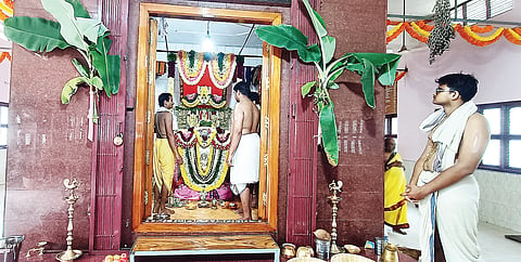 ಹುಣಸೂರು ನಗರದ ಬ್ರಾಹ್ಮಣರ ಬೀದಿಯ ಶ್ರೀ ರಾಘವೇಂದ್ರಸ್ವಾಮಿಗಳ ಮಠದಲ್ಲಿ ಶ್ರೀ ಗುರುರಾಘವೇಂದ್ರ ಸ್ವಾಮಿಗಳ ಆರಾಧನಾ ಮಹೋತ್ಸವದ ಮೊದಲ ದಿನವಾದ ಪೂರ್ವಾರಾಧನೆ ದಿನದ ಅಂಗವಾಗಿ ರಾಯರ ಪೀಠವು ಹೂವಿನ ಅಲಂಕಾರದಿಂದ ಕಂಗೊಳಿಸಿತು.