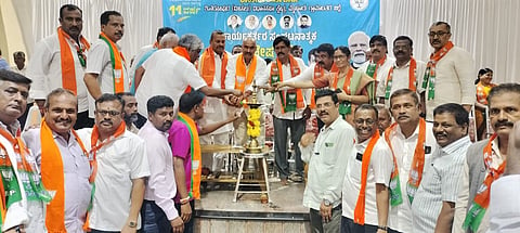 ತಿ.ನರಸೀಪುರ ಪಟ್ಟಣದ ಜೆಎಸ್ಎಸ್ ಸಭಾಭವನದಲ್ಲಿ ಮಂಗಳವಾರ ಆಯೋಜಿಸಿದ್ದ ಬಿಜೆಪಿ ಕಾರ್ಯಕರ್ತರ ಸಂಘಟನಾತ್ಮಕ ವಿಶೇಷ ಸಭೆಯನ್ನು ಬಿಜೆಪಿ ಜಿಲ್ಲಾಧ್ಯಕ್ಷ ಕುಂಬ್ರಹಳ್ಳಿ ಸುಬ್ಬಣ್ಣ ಉದ್ಘಾಟಿಸಿದರು. ಎನ್.ವಿ. ಫಣೇಶ್, ಎಸ್.ಬಾಲರಾಜ್, ಸಿ.ರಮೇಶ್, ಡಾ.ಎಂ.ರೇವಣ್ಣ, ಮಂಗಳಾ ಸೊಮಶೇಖರ್, ಹಿರಿಯೂರು ಶಿವಕುಮಾರ್ ಇತರರು ಇದ್ದರು.