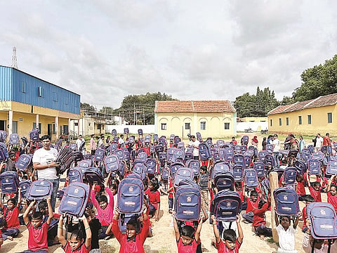 ph,02, ಉಚಿತ ಬ್ಯಾಗ್ ಹಾಗೂ ಪರಿಕರ ವಿತರಣೆ