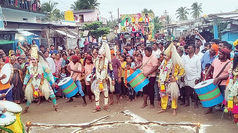 ಸಿದ್ದಾಪುರದಲ್ಲಿ ಗಜಾನನ ಯುವಕ ಸಂಘದದಿಂದ ಪ್ರತಿಷ್ಠಾಪಿಸಿದ್ದ ಗಣೇಶ ಮೂರ್ತಿ ವಿಸರ್ಜನಾ ಮೆರವಣಿಗೆಯಲ್ಲಿ ವೀರಾಗಾಸೆ ಕಲೆ ಪ್ರದರ್ಶನ ಮಾಡಲಾಯಿತು.