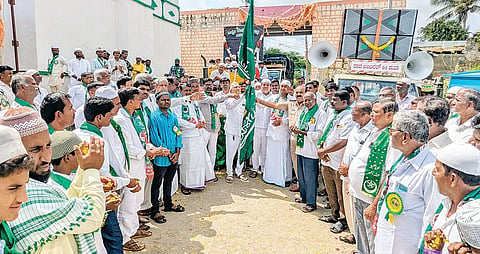 ಅಳವಂಡಿಯಲ್ಲಿ ಈದ ಮಿಲಾದ ಪ್ರಯುಕ್ತ ಮೆರವಣಿಗೆಗೆ ಮುಖಂಡರು ಚಾಲನೆ ನೀಡಿದರು, ಪ್ರಮುಖರಾದ ಗುರುಮೂರ್ತಿಸ್ವಾಮಿ, ಭರಮಪ್ಪ, ಹೊನ್ನಪ್ಪಗೌಡ, ಅನ್ವರ ಗಡಾದ, ಗುರುಬಸವರಾಜ, ನಜೀರ, ಇಸಮಾಯಿಲ್, ಅರವಿಂದಪ್ಪ ಇತರರು ಇದ್ದರು.