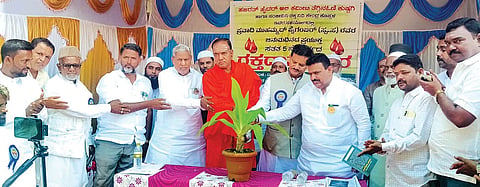 ಕುಷ್ಟಗಿಯ ಬಾಲಕಿಯರ ಸಹಿಪ್ರಾ ಶಾಲೆಯಲ್ಲಿ ಹಮ್ಮಿಕೊಂಡಿದ್ದ ರಕ್ತದಾನ ಶಿಬಿರವನ್ನು ಮದ್ದಾನೇಶ್ವರ ಮಠದ ಶ್ರೀ ಕರಿಬಸವ ಶಿವಾಚಾರ್ಯರು ಉದ್ಘಾಟಿಸಿದರು. ಶಾಸಕ ದೊಡ್ಡನಗೌಡ ಪಾಟೀಲ್, ಮಾಜಿ ಸಚಿವ ಅಮರೇಗೌಡ ಪಾಟೀಲ್ ಬಯ್ಯಪುರ, ಕಾಡಾ ಅಧ್ಯಕ್ಷ ಹಸನಸಾಬ್ ದೋಟಿಹಾಳ ಇತರರಿದ್ದರು.