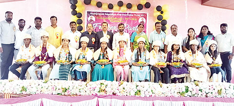 ಪಿರಿಯಾಪಟ್ಟಣದ ವಿವೇಕಾನಂದ ಸ್ವಾತಂತ್ರ ಪದವಿ ಪೂರ್ವ ಕಾಲೇಜಿನಿಂದ ಹಮ್ಮಿಕೊಂಡಿದ್ದ ಸಾಂಸ್ಕೃತಿಕ ಮತ್ತು ಕ್ರೀಡಾ ಕ್ಲಬ್ ಉದ್ಘಾಟನೆ ಕಾರ್ಯಕ್ರಮದಲ್ಲಿ ಅತಿ ಹೆಚ್ಚು ಅಂಕ ಗಳಿಸಿದ ವಿದ್ಯಾರ್ಥಿಗಳಿಗೆ ಪ್ರತಿಭಾ ಪುರಸ್ಕಾರ ನೀಡಲಾಯಿತು. ನಾಗರಾಜ್ ಬಿಜಗನಳ್ಳಿ, ಡಾ.ಜಮೀರ್ ಅಹಮ್ಮದ್, ಮೀನಾಕ್ಷಮ್ಮ, ಎಚ್.ಎಲ್.ರವಿ, ತಿಪ್ಪೆರುದ್ರಸ್ವಾಮಿ ಇತರರು ಇದ್ದರು.