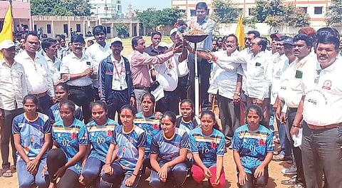 ಕಂಪ್ಲಿಯಲ್ಲಿ ಹಮ್ಮಿಕೊಂಡಿದ್ದ ತಾಲೂಕು ಮಟ್ಟದ ಕ್ರೀಡಾಕೂಟದಲ್ಲಿ ತಹಸೀಲ್ದಾರ್ ಜೂಗಲ ಮಂಜುನಾಯಕ ಕ್ರೀಡಾಜ್ಯೋತಿ ಬೆಳಗಿಸಿದರು. ಪುರಸಭೆ ಅಧ್ಯಕ್ಷ ಭಟ್ಟ ಪ್ರಸಾದ್, ಪ್ರಮುಖರಾದ ಪ್ರಕಾಶ ಜಿ.ನಾಯಕ, ಮದ್ದಾನಪ್ಪ ಬಿಡಿನಾಳ್, ಜಿ.ಮಹಾಬಲೇಶ್ವರಪ್ಪ, ಅಶೋಕರೆಡ್ಡಿ, ಟಿ.ಎಂ.ಬಸವರಾಜ, ಪಿ.ಮೂಕಯ್ಯಸ್ವಾಮಿ ಇತರರಿದ್ದರು.