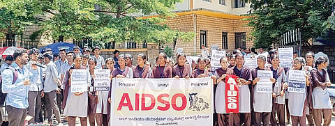 ವೈದ್ಯಕೀಯ ಕಾಲೇಜುಗಳಲ್ಲಿ ಎನ್ಆರ್ಐ ಕೋಟಾ ಕೈ ಬಿಡುವಂತೆ ಆಗ್ರಹಿಸಿ ಹೊಸಪೇಟೆಯ ತಹಸಿಲ್ ಕಚೇರಿ ಮುಂದೆ ಎಐಡಿಎಸ್ಒದಿಂದ ಪ್ರತಿಭಟನೆ ನಡೆಸಲಾಯಿತು. ಜಿಲ್ಲಾ ಸಂಚಾಲಕ ಜೆ.ಪಿ.ರವಿಕಿರಣ್, ಪ್ರಮುಖರಾದ ಯು.ಉಮಾದೇವಿ, ಆದಿತ್ಯ, ಗೌತಮ್, ಸುಮಾ ಇತರರಿದ್ದರು.