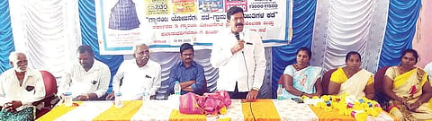 ಕಂಪ್ಲಿ ತಾಲೂಕಿನ ಎಮ್ಮಿಗನೂರು ಗ್ರಾಪಂ ಕಚೇರಿಯಲ್ಲಿ ಗ್ಯಾರಂಟಿ ಯೋಜನೆಗಳ ನಡೆ ಗ್ರಾಪಂಗಳ ಕಡೆ ಕಾರ್ಯಕ್ರಮದಲ್ಲಿ ಗ್ಯಾರಂಟಿ ಸಮಿತಿ ತಾಲೂಕು ಅಧ್ಯಕ್ಷ ಕೆ.ಶ್ರೀನಿವಾಸರಾವ್ ಮಾತನಾಡಿದರು. ಪ್ರಮುಖರಾದ ಆರ್.ಕೆ.ಶ್ರೀಕುಮಾರ್, ಎಚ್.ಜೆ.ಶಾರದಾ, ಬಿ.ಸದಾಶಿವಪ್ಪ, ವಿಜಯಲಕ್ಷ್ಮೀ ಇತರರಿದ್ದರು.