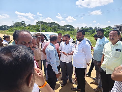 ಲೋಡಿಂಗ್ ಲಾರಿಗಳಿಗೆ ಶೀಟ್ ಅಳವಡಿಕೆ