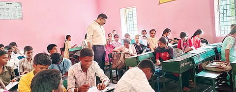 ಕುರುಗೋಡು ತಾಲೂಕಿನ ಕಲ್ಲುಕಂಬ ಗ್ರಾಮದ ಕರ್ನಾಟಕ ಪಬ್ಲಿಕ್ ಶಾಲೆಗೆ ಬಿಇಒ ಸಿದ್ದಲಿಂಗಮೂರ್ತಿ ಭೇಟಿ ನೀಡಿದರು.