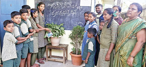 ಕಿಕ್ಕೇರಿಯಲ್ಲಿ ಕನ್ನಡ ಕಲಾ ಸಂಘ, ಸ್ಪಂದನಾ ಫೌಂಡೇಷನ್ ವತಿಯಿಂದ ಈಚೆಗೆ ಆಯೋಜಿಸಿದ್ದ ಪ್ರಜಾಪ್ರಭುತ್ವ ದಿನವನ್ನು ಆಚರಿಸಲಾಯಿತು. ಸತೀಶ, ತ್ರಿವೇಣಿ, ಕವಿತಾ ಇತರರು ಇದ್ದರು.