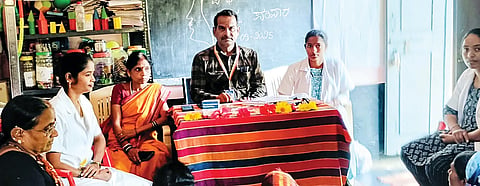 ಅಳವಂಡಿ ಸಮೀಪದ ಕೆಸಲಾಪುರ ಗ್ರಾಮದಲ್ಲಿ ಪಿಎಚ್ಸಿ ಕವಲೂರು ವತಿಯಿಂದ ಸ್ವಸ್ಥ ನಾರಿ ಸಶಕ್ತ ಪರಿವಾರ್ ಕಾರ್ಯಕ್ರಮ ಹಮ್ಮಿಕೊಳ್ಳಲಾಗಿತ್ತು. ಆರೋಗ್ಯ ನಿರೀಕ್ಷಣಾಧಿಕಾರಿ ಕಾಶಪ್ಪ, ಆರೋಗ್ಯ ಸುರಕ್ಷಾಧಿಕಾರಿ ಪ್ರತಿಭಾ, ಸಿಎಚ್ಒ ಶೋಭಾ, ನರ್ಸಿಂಗ್ ಆಫೀಸರ್ ರೇಷ್ಮಾ ಇದ್ದರು.
