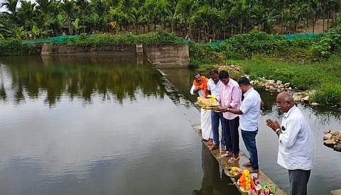 ತಿರುಮಲಪುರ ಮುಖ್ಯ ರಸ್ತೆಯ ಪಕ್ಕದಲ್ಲಿ ನೂತನವಾಗಿ ನಿರ್ಮಿಸಲಾಗಿರುವ ಕೆರೆಗೆ ಗೌರಿ ಕೇರಿ ಎಂದು ನಾಮಕರಣ ಮಾಡಿ ಬಾಗಿನ ಅರ್ಪಿಸಿದ ರಘು .ಬೋರೆಗೌಡ. ಲೋಕೇಶ್. ಟಿ ಸಿ ಮಂಜೇಶ್. ರಾಜು. ಇದ್ದರು