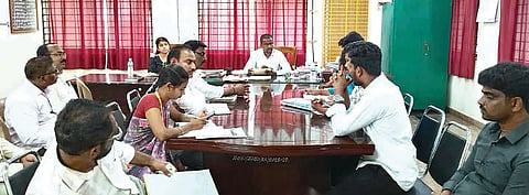 ಕಾರಟಗಿ ತಹಸಿಲ್ ಕಚೇರಿಯಲ್ಲಿ ಶೈಕ್ಷಣಿಕ ಬೇಡಿಕೆಗಳ ಈಡೇರಿಕೆಗಾಗಿ ತಹಸೀಲ್ದಾರ್ಎಂ.ಕುಮಾರಸ್ವಾಮಿ ನೇತೃತ್ವದಲ್ಲಿ ಎಸ್ಎಫ್ಐ ಕಾರ್ಯಕರ್ತರು ಹಾಗೂ ಅಧಿಕಾರಿಗಳ ಸಭೆ ನಡೆಯಿತು. ತಾಪಂ ಇಒ ಲಕ್ಷ್ಮೀದೇವಿ, ಆರೋಗ್ಯ ಇಲಾಖೆಯ ಹನುಮಪ್ಪ ಗುರಿಕಾರ, ಕೆಪಿಎಸ್ ಕಾಲೇಜು ವಿಭಾಗದ ಪ್ರಾಚಾರ್ಯ ನಾಗರಾಜ ಇದ್ದರು.