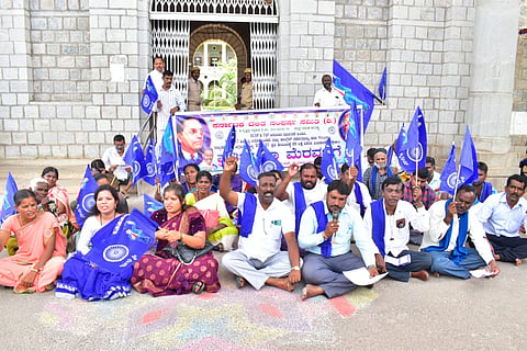 Dalit Sangharsh Committee workers protest Mandya