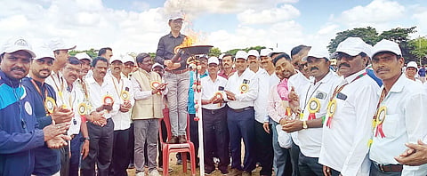 ಹರಪನಹಳ್ಳಿ ತಾಲೂಕು ಕ್ರೀಡಾಂಗಣದಲ್ಲಿ ತಾಲೂಕು ಮಟ್ಟದ ಕ್ರೀಡಾಕೂಟವನ್ನು ಬಿಇಒ ಎಚ್.ಲೇಪಾಕ್ಷಪ್ಪ ಕ್ರೀಡಾಜ್ಯೋತಿ ಬೆಳಗಿಸುವ ಮೂಲಕ ಉದ್ಘಾಟಿಸಿದರು. ಕ್ಷೇತ್ರ ಸಮನ್ವಯಾಧಿಕಾರಿ ಎಸ್.ಹೊನ್ನತ್ತೆಪ್ಪ, ಬಿಸಿಯೂಟ ಯೋಜನೆ ಸಹಾಯಕ ನಿರ್ದೇಶಕ ಕೆ.ನಾಗರಾಜ, ದೈಹಿಕ ಶಿಕ್ಷಣ ಶಿಕ್ಷಕರ ಸಂಘದ ಜಿಲ್ಲಾಧ್ಯಕ್ಷ ಜನಾರ್ದನ ರೆಡ್ಡಿ, ಪದಾಧಿಕಾರಿಗಳಾದ ಜಯಪ್ರಕಾಶ್, ಬಂದೋಳ್ ಸಿದ್ದೇಶ್ ಇತರರಿದ್ದರು.