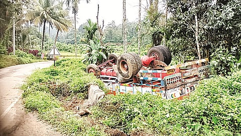 ಚೆಲ್ಲಂಗೋಡು ಸೇತುವೆ ಬಳಿ ಲಾರಿ ಪಲ್ಟಿಯಾಗಿರುವುದು.