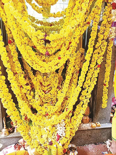 ಐದ್ರೋಡ್ಡಮ್ಮ ದೇವಿಯನ್ನು ಅಲಂಕರಿಸಿರುವುದು.