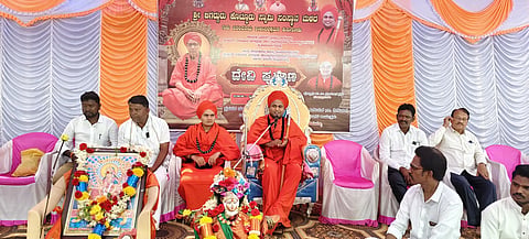 ಕುರುಗೋಡಿನ ಕೊಟ್ಟೂರು ಸ್ವಾಮಿ ಶಾಖಾ ವಿರಕ್ತ ಮಠದಲ್ಲಿ ಸುಮಂಗಲೆಯರಿಗೆ ಉಡಿ ತುಂಬುವ ಕಾರ್ಯಕ್ರಮದಲ್ಲಿ ಕೊಟ್ಟೂರು ಸಂಸ್ಥಾನಮಠದ ಶ್ರೀ ನಿರಂಜನ ಜಗದ್ಗುರು ಕೊಟ್ಟೂರು ಬಸವಲಿಂಗ ಸ್ವಾಮೀಜಿ ಮಾತನಾಡಿದರು. ಶಾಖಾ ಸಂಸ್ಥಾನ ಮಠದ ಪೀಠಾಧಿಪತಿ ನಿರಂಜನ ಪ್ರಭು ಸ್ವಾಮೀಜಿ, ಗ್ಯಾರಂಟಿ ಯೋಜನೆ ಸಮಿತಿ ತಾಲೂಕು ಅಧ್ಯಕ್ಷ ಜಿ.ಬಸನಗೌಡ, ಪುರಸಭೆ ಅಧ್ಯಕ್ಷ ಟಿ.ಶೇಕಣ್ಣ, ಸದಸ್ಯ ಚಾನಾಳ್ ಆನಂದ್ ಇದ್ದರು.