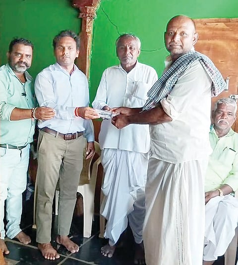 ಕನಕಗಿರಿ ತಾಲೂಕಿನ ಬಸರಿಹಾಳ ಗ್ರಾಮದಲ್ಲಿ ಧರ್ಮಸ್ಥಳ ಗ್ರಾಮಾಭಿವೃದ್ಧಿ ಸಂಸ್ಥೆಯಿಂದ ದೃಷ್ಟಿ ಇದ್ದವರಿಗೆ ಯೋಜನಾಧಿಕಾರಿ ನಿಂಗಪ್ಪ ಅಗಸರ ಕನ್ನಡಕ ವಿತರಿಸಿದರು. ಗ್ರಾಪಂ ಮಾಜಿ ಉಪಾಧ್ಯಕ್ಷ ಶಿವಪ್ಪ ಇತರರಿದ್ದರು.