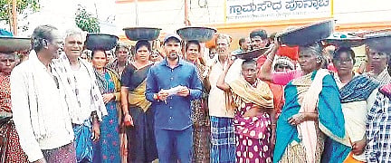 ಪೊನ್ನಾಚಿ ಗ್ರಾಮ ಪಂಚಾಯಿತಿಯಲ್ಲಿ ನಡೆದಿರುವ ಭ್ರಷ್ಟಾಚಾರವನ್ನು ತನಿಖೆ ಮಾಡುವಂತೆ ಆಗ್ರಹಿಸಿ ಗ್ರಾಮಸ್ಥರು ದಿಢೀರ್ ಪ್ರತಿಭಟನೆ ನಡೆಸಿದರು.