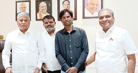 ಮಾಜಿ ಶಾಸಕ ಪರಣ್ಣಮುನವಳ್ಳಿ ನೇತೃತ್ವದ ನಿಯೋಗ ಸೋಮವಾರ ರೈಲ್ವೆ ರಾಜ್ಯ ಸಚಿವ ವಿ.ಸೋಮಣ್ಣ ಅವರನ್ನು ಬೆಂಗಳೂರಿನಲ್ಲಿ ಭೇಟಿ ಮಾಡಿ ಮನವಿ ಮಾಡಿತು. ಬಸಾಪಟ್ಟಣದ ಗಂಗಾಧರ್ ಪೂಜಾರ್, ದಾದಾಪೀರ್ ಆರಾಳ್ ಇತರರಿದ್ದರು.