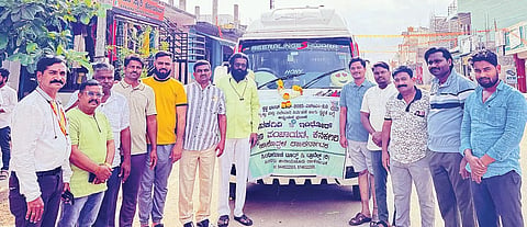 ಘನ ತ್ಯಾಜ್ಯ ವಿಲೇವಾರಿ ಘಟಕ ಹಾಗೂ ಸ್ವಚ್ಛತೆ ಕುರಿತು ಅಧ್ಯಯನಕ್ಕಾಗಿ ಕನಕಗಿರಿ ಪಪಂ ಸದಸ್ಯರು ಇಂದೋರ್ಗೆ ಪ್ರಯಾಣ ಬೆಳೆಸಿದರು. ಮುಖ್ಯಾಧಿಕಾರಿ ಲಕ್ಷ್ಮಣ ಕಟ್ಟಿಮನಿ, ಸದಸ್ಯರಾದ ರಾಜಾಸಾಬ್ ನಂದಾಪುರ, ಅನಿಲಕುಮಾರ್ ಬಿಜ್ಜಳ, ಹನುಮಂತ ಬಸರಿಗಿಡ ಇತರರಿದ್ದರು.