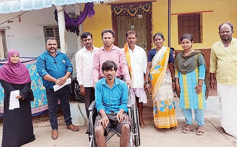 ಕನಕಗಿರಿ ತಾಲೂಕಿನ ಬಸರಿಹಾಳ ಗ್ರಾಮದ ಅಂಗವಿಕಲ ಫಲಾನುಭವಿಗೆ ಧರ್ಮಸ್ಥಳ ಗ್ರಾಮಾಭಿವೃದ್ಧಿ ಸಂಸ್ಥೆಯಿಂದ ವೀಲ್ಚೇರ್ ವಿತರಿಸಲಾಯಿತು. ಯೋಜನೆಯ ಮೇಲ್ವಿಚಾರಕ ಯಲ್ಲಾರಿ ಶಿವಾಜಿ, ಒಕ್ಕೂಟದ ಅಧ್ಯಕ್ಷ ಉಮೇಶ ನಾಯಕ ಇತರರಿದ್ದರು.
