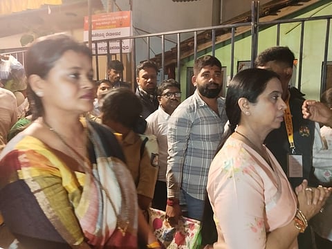 ಶಕ್ತಿಯಿಂದ ಹಾಸನಾಂಬೆ ದರ್ಶನಕ್ಕೆ ಭಕ್ತರ ದಂಡು