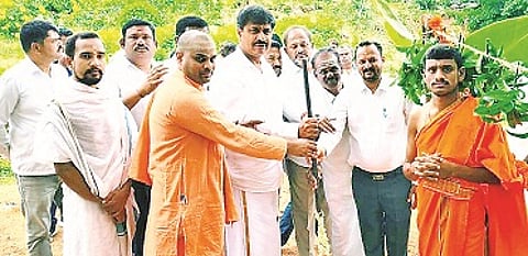 ಮಲೆಮಹದೇಶ್ವರ ಬೆಟ್ಟದ ಸಾಲೂರು ಬೃಹನ್ಮಠದ ಬಳಿಯ ಹಳ್ಳದಲ್ಲಿ ಚೆಕ್ ಡ್ಯಾಂ ಹಾಗೂ ತಡೆಗೋಡೆ ನಿರ್ಮಾಣ ಕಾಮಗಾರಿಗೆ ಶಾಸಕ ಎಂ.ಆರ್.ಮಂಜುನಾಥ್,ಡಾ.ಶ್ರೀ ಶಾಂತಮಲ್ಲಿಕಾರ್ಜುನ ಸ್ವಾಮೀಜಿ ಭೂಮಿಪೂಜೆ ನೆರವೇರಿಸಿದರು. ಎ.ಈ ರಘು, ಮಂಜೇಶ್, ವಿಜಯಕುಮಾರ್, ಅಭಿಲಾಷ್ ಇತರರು ಇದ್ದರು.