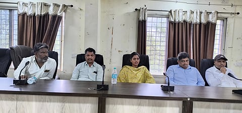 ಕೂಡ್ಲಿಗಿಯಲ್ಲಿ ತಹಸೀಲ್ದಾರ್ ವಿ.ಕೆ.ನೇತ್ರಾವತಿ ಅಧ್ಯಕ್ಷತೆಯಲ್ಲಿ ಕರ್ನಾಟಕ ರಾಜ್ಯೋತ್ಸವ ಪೂರ್ವಭಾವಿ ಸಭೆ ನಡೆಯಿತು. ಪಪಂ ಅಧ್ಯಕ್ಷ ಕಾವಲಿ ಶಿವಪ್ಪನಾಯಕ, ತಾಪಂ ಇಒ ನರಸಪ್ಪ, ಸರ್ಕಾರಿ ನೌಕರರ ಸಂಘದ ತಾಲೂಕು ಅಧ್ಯಕ್ಷ ಎಸ್.ವೆಂಕಟೇಶ, ಪಪಂ ಮುಖ್ಯಾಧಿಕಾರಿ ಎಚ್.ದಾದಾಪೀರ್ ಇದ್ದರು.