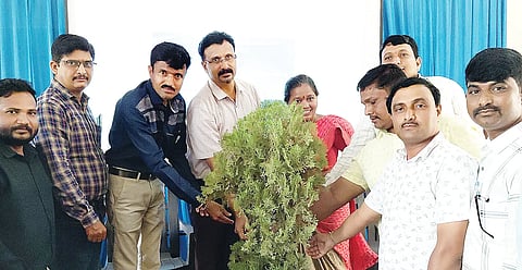ಮುನಿರಾಬಾದ್ ಸಮೀಪದ ಹಿಟ್ನಾಳ ಸರ್ಕಾರಿ ಪ್ರಥಮ ದರ್ಜೆ ಕಾಲೇಜಿನಲ್ಲಿ ಹಮ್ಮಿಕೊಂಡಿದ್ದ ಜಾಗೃತಿ ಕಾರ್ಯಕ್ರಮವನ್ನು ತಾಲೂಕು ವಿವಿಧೋದ್ದೇಶ ಪುನರ್ವಸತಿ ಕಾರ್ಯಕರ್ತೆ ಜಯಶ್ರೀ ಉದ್ಘಾಟಿಸಿದರು. ಪ್ರಾಚಾರ್ಯ ಡಾ.ಟಿ.ಎಚ್.ಬಸವರಾಜ, ಐಕ್ಯೂಎಸಿ ಸಂಚಾಲಕ ಡಾ.ನಿಂಗಪ್ಪ ಕಂಬಳಿ ಇತರರಿದ್ದರು.