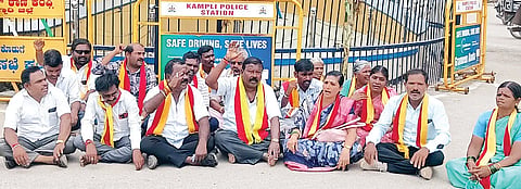 ಕಂಪ್ಲಿಯಲ್ಲಿ ತಾಯಿ, ಮಗುವಿನ ಸಾವಿಗೆ ಕಾರಣರಾದ ವೈದ್ಯರನ್ನು ಅಮಾನತು ಗೊಳಿಸುವಂತೆ ಆಗ್ರಹಿಸಿ ವಿಜಯ ಕರುನಾಡ ರಕ್ಷಣಾ ವೇದಿಕೆ ಪದಾಧಿಕಾರಿಗಳು ಪ್ರತಿಭಟನೆ ನಡೆಸಿದರು. ವೇದಿಕೆ ಕಾರ್ಯಾಧ್ಯಕ್ಷ ಬಿ.ವಿರೂಪಾಕ್ಷಿ ಯಾದವ್, ಪ್ರಮುಖರಾದ ಬಿ.ಮಂಜುಳಾ, ಎಸ್.ಗೋಪಾಲ ಯಾದವ್, ಪೂಜಾರ ಜಗದೀಶ್, ಬಳ್ಳಾರಿ ಮಾಧವ, ಜೆ.ಶಿವಕುಮಾರ್ ಇತರರಿದ್ದರು.