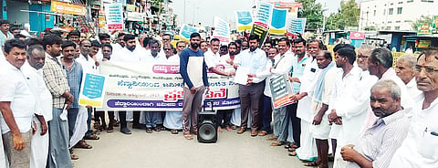 ಮಸ್ಕಿಯಲ್ಲಿ ತಹಸೀಲ್ದಾರ್ ಮಂಜುನಾಥ ಭೋಗಾವತಿಗೆ ರೈತರು ಮನವಿ ಸಲ್ಲಿಸಿದರು. ಪ್ರಮುಖರಾದ ಮಲ್ಲನಗೌಡ ಹಳ್ಳಿ, ಬಸನಗೌಡ ಹಳ್ಳಿ, ಶರಣಪ್ಪ ಉದ್ಬಾಳ, ಶರಣಗೌಡ ಬಸವಪುರ, ಬಸವರಾಜ ಸಂತೆಕೆಲ್ಲೂರು, ಈರಣ್ಣ ಗುಡಿಹಾಳ, ಶಿವನಗೌಡ ವಟಗಲ್, ಯಮನೂರು ಗೋನವಾರ, ಸಂತೋಷ ಸಾಹುಕಾರ, ದೊಡ್ಡಪ್ಪ ಹೊಸಗೌಡ್ರು ಇತರರಿದ್ದರು.