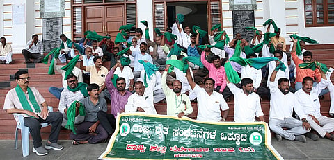 Farmers protest in Mysore demanding change in NDRF criteria