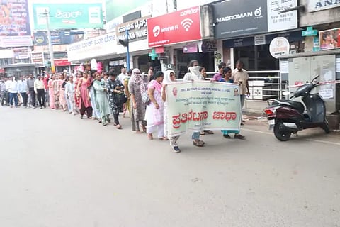 Guest lecturers protest