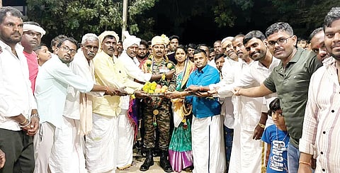 ಸೇನೆಯಿಂದ ನಿವೃತ್ತರಾಗಿ ಆಗಮಿಸಿದ ಗುಂಡಗತ್ತಿ ಆಂಜನೇಯ ಅವರನ್ನು ಹರಪನಹಳ್ಳಿ ತಾಲೂಕಿನ ಕೆರೆಗುಡಿಳ್ಳಿ ಗ್ರಾಮದಲ್ಲಿ ಗ್ರಾಮಸ್ಥರು ಸ್ವಾಗತಿಸಿದರು. ಕವಿತಾ ಆಂಜನೇಯ, ಪ್ರಮುಖರಾದ ಗುಂಡಗತ್ತಿ ಗಣೇಶ, ಸಿ.ಶಿವಣ್ಣ, ಧರ್ಮಣ್ಣ, ಬಡಿಗೇರ್ ದುರುಗಪ್ಪ, ಪೂಜಾರ್ ತಿಮ್ಮಣ್ಣ, ವಕೀಲ ಹಾಲೇಶ್, ರಮೇಶ್, ನಾಗರಾಜ, ತಿಪ್ಪೇಶ್ ಇತರರಿದ್ದರು.