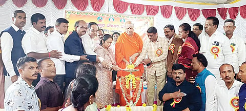 ಹರಪನಹಳ್ಳಿಯಲ್ಲಿ ಪ್ರತಿಭಾ ಪುರಸ್ಕಾರ ಹಾಗೂ ಸನ್ಮಾನ ಕಾರ್ಯಕ್ರಮವನ್ನು ಭಗೀರಥ ಪೀಠದ ಡಾ.ಪುರುಷೋತ್ತಮಾನಂದಪುರಿ ಸ್ವಾಮೀಜಿ ಉದ್ಘಾಟಿಸಿದರು. ಶಾಸಕಿ ಎಂ.ಪಿ.ಲತಾ ಮಲ್ಲಿಕಾರ್ಜುನ್, ಕಾಂಗ್ರೆಸ್ ಮುಖಂಡ ಮಲ್ಲಿಕಾರ್ಜುನ್ ಸ್ವಾಮಿ, ಡಿಪೋ ವ್ಯವಸ್ಥಾಪಕಿ ಎಂ.ಮಂಜುಳಾ, ಪ್ರಮುಖರಾದ ಎಸ್.ಪರಶುರಾಮಪ್ಪ, ಪಿ.ಅಂಜಿನಪ್ಪ, ಜಿ.ಎಸ್ ವೆಂಕಟೇಶ್ ಇತರರಿದ್ದರು.