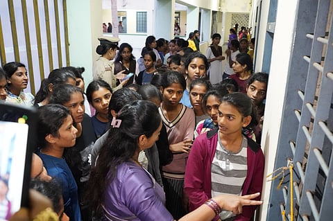 ಬಾಲಕಿಯರ ವಸತಿನಿಲಯಕ್ಕೆ ಭೇಟಿ