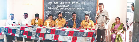 ಮುದಗಲ್ ಗೋಸಲರಾಯನಪೇಟೆ ಸರ್ಕಾರಿ ಕಿರಿಯ ಪ್ರಾಥಮಿಕ ಶಾಲೆ ವಿದ್ಯಾರ್ಥಿಗಳಿಗೆ ಯೂತ್ ಫಾರ್ ಸೇವಾ ಸಂಸ್ಥೆಯಿಂದ ಉಚಿತವಾಗಿ ನೋಟ್ ಪುಸ್ತಕ, ಬ್ಯಾಗ್ ವಿತರಣೆ ಕಾರ್ಯಕ್ರಮದಲ್ಲಿ ಶಿಕ್ಷಣ ಸಂಯೋಜಕ ಬಸವರಾಜ ಕರಡಿ ಮಾತನಾಡಿದರು.