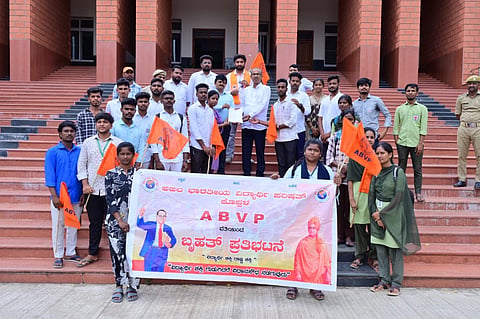 ಪದವಿ ಕಾಲೇಜುಗಳ ಮೂರನೇ ಹಾಗೂ ಐದನೇ ಸೆಮಿಸ್ಟರ್ ವಿದ್ಯಾರ್ಥಿಗಳ ಪ್ರವೇಶಾತಿ ಶುಲ್ಕ ಹೆಚ್ಚಳವನ್ನು ತಕ್ಷಣ ಹಿಂಪಡೆಉವಂತೆ ಆಗ್ರಹಿಸಿ ಕೊಪ್ಪಳ ವಿವಿ ಕುಲಪತಿ ಡಾ. ಎಸ್. ವಿ. ಡಾಣಿ ಹಾಗೂ ಮೌಲ್ಯಮಾಪನ ಕುಲಪತಿ ರಮೇಶಗೆ ಮನವಿ ಸಲ್ಲಿಸಿದರು. ,ಎಬಿವಿಪಿ ರಾಜ್ಯ ಸಹ ಕಾರ್ಯದರ್ಶಿ ಸುಮಂಗಲಾ, ಪದಾಧಿಕಾರಿಗಳಾದ ಹಮ್ಮಿಗೇಶ ಎಸ್.ಪಿ., ಆದಿತ್ಯ ಹವಳೆ, ಮನೋಹರ್ ಇದ್ದರು.