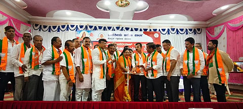 ಕೊಪ್ಪಳ ತಾಲೂಕಿಮ ಭಾಗ್ಯನಗರದಲ್ಲಿ ಮಂಗಳವಾರ ಹಮ್ಮಿಕೊಂಡಿದ್ದ ಪ್ರಶಿಕ್ಷಣ ಅಭಿಯಾನವನ್ನು ವಿಪ ಸದಸ್ಯೆ ಹೇಮಲತಾ ನಾಯಕ ಉದ್ಘಾಟಿಸಿದರು. ಪ್ರಮುಖರಾದ ಚಂದ್ರಶೇಖರ ಹಲಿಗೇರಿ, ಚನ್ನಬಸವನಗೌಡ, ನವೀನ್ ಗುಳಗಣ್ಣವರ್, ಡಾ. ಬಸವರಾಜ ಕ್ಯಾವಟರ್, ಅನೀಲ್ ನಾಯ್ಡು, ವಿರೇಶ ಸಜ್ಜನ್ ಇತರರಿದ್ದರು.
