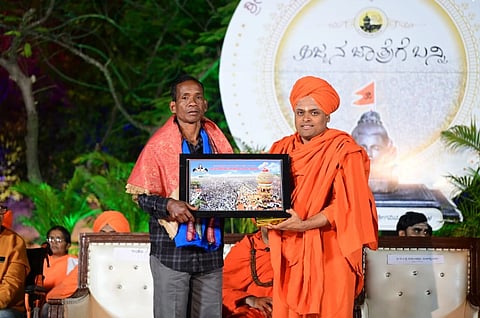 ಗವಿಮಠದ ಕೈಲಾಸ ಮಂಟಪದಲ್ಲಿ ಜಲಂಧರ್ ನಾಯಕ್ ಅವರಿಗೆ ಶೇಕುಣಸಿ ವಿರಕ್ತ ಮಠದ ಮಹಾಂತಪ್ರಭು ಮಹಾಸ್ವಾಮಿ ಸನ್ಮಾನಿಸಿದರು.