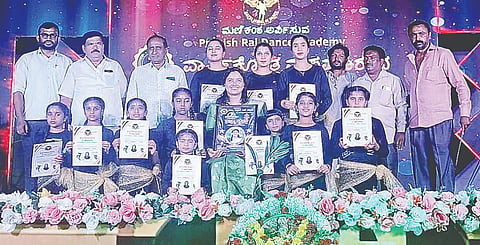 ಕಿಕ್ಕೇರಿಯಲ್ಲಿ ನಾಟ್ಯ ಸ್ಕೂಲ್ ಆಫ್ ಡಾನ್ಸ್ ವತಿಯಿಂದ ಈಚೆಗೆ ನೃತ್ಯ ಪ್ರದರ್ಶನ ಕಾರ್ಯಕ್ರಮ ಜರುಗಿತು. ಬಿ.ಪ್ರಕಾಶ್, ಕೆ.ವಿ.ಅರುಣ್ ಕುಮಾರ್, ಮಹೇಶ್ ಮತ್ತಿತರರು ಇದ್ದರು.