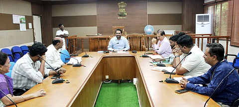 ಕೊಪ್ಪಳದಲ್ಲಿ ಸೋಮವಾರ ಎಡಿಸಿ ಸಿದ್ರಾಮೇಶ್ವರ ಅಧ್ಯಕ್ಷತೆಯಲ್ಲಿ ಅಧಿಕಾರಿಗಳ ಸಭೆ ನಡೆಯಿತು. ಅಬಕಾರಿ ಡಿವೈಎಸ್ಪಿ ಶಾಂತೇಶ ಕಮತರ, ಮಹಿಳಾ ಮತ್ತು ಮಕ್ಕಳ ಅಭಿವೃದ್ಧಿ ಇಲಾಖೆ ಡಿಡಿ ಅಮರೇಶ ಹಾವಿನ, ಕನ್ನಡ ಮತ್ತು ಸಂಸತಿ ಇಲಾಖೆ ಸಹಾಯಕ ನಿರ್ದೇಶಕ ಕರ್ಣಕುಮಾರ, ಕೊಪ್ಪಳ ತಾಪಂ ಇಒ ದುಂಡಪ್ಪ ತುರಾದಿ ಇದ್ದರು.