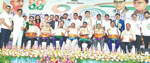 ನೆಲಮಂಗಲ ಡಾ.ಅಂಬೇಡ್ಕರ್ ಕ್ರೀಡಾಂಗಣದಲ್ಲಿ ಹಮ್ಮಿಕೊಂಡಿದ್ದ ಕಾರ್ಯಕ್ರಮದಲ್ಲಿ ಸಾಧಕರನ್ನು ಶಾಸಕ ಎನ್.ಶ್ರೀನಿವಾಸ್ ಸನ್ಮಾನಿಸಿದರು. ತಹಸೀಲ್ದಾರ್ ಮಲ್ಲೇಶ್ ಬೀರಪ್ಪ ಪೂಜಾರ್ ಮತ್ತಿತರರು ಇದ್ದರು.