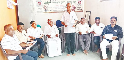 ಮದ್ದೂರು ನಗರದ ಕರ್ನಾಟಕ ರಾಜ್ಯ ವೈಜ್ಞಾನಿಕ ಸಂಶೋಧನಾ ಪರಿಷತ್ತಿನ ಕಚೇರಿಯಲ್ಲಿ ಆಯೋಜಿಸಿದ್ದ ಸಭೆಯಲ್ಲಿ ಜಿಲ್ಲಾ ಘಟಕದ ಗೌರವ ಅಧ್ಯಕ್ಷ ಎಂ.ಸಿ.ಬಸವರಾಜು ಮಾನನಾಡಿದರು. ಸಿ.ಶಿವಲಿಂಗಯ್ಯ, ಡಿ.ದೇವರಾಜ್, ಬಿ.ಸ್ವಾಮಿ, ಡಿ.ಸಿ.ಮಹೇಂದ್ರ, ಶಿವರಾಜು ಮರಳಿಗ, ಕೆ.ಟಿ.ಶಿವಕುಮಾರ್, ವಿಜೇಂದ್ರಕುಮಾರ್ ಇದ್ದರು.